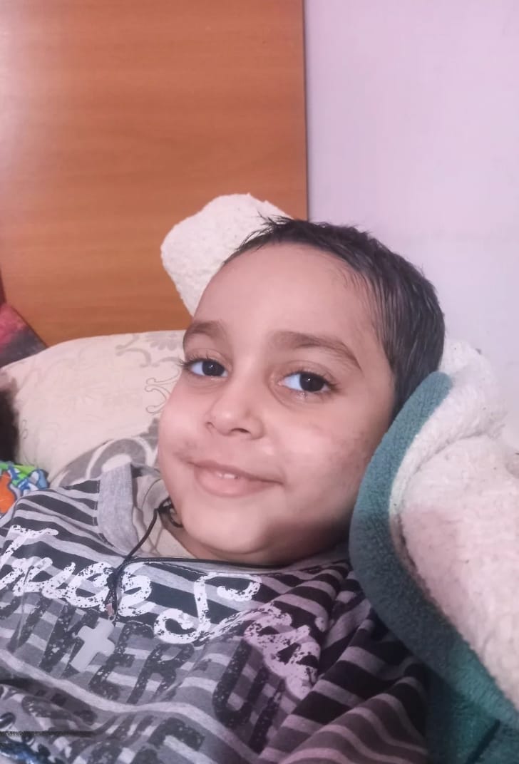 'Ele ficou 30 dias entubado o que afetou suas cordas vocais e coordenação motora. Ele não pode andar mais', diz a mãe.
